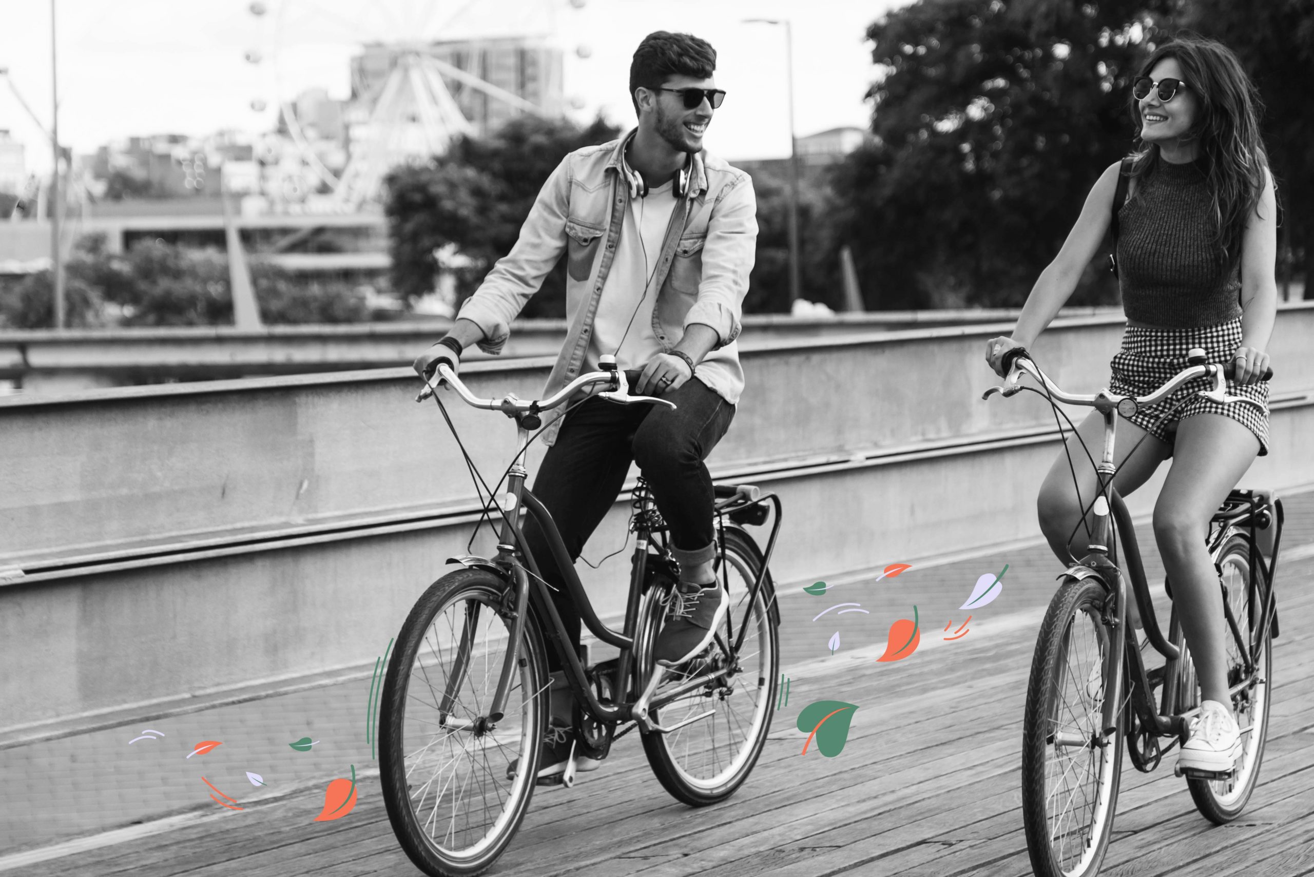 image en noir et blanc de deux jeune qui roulent en vélo et illustration en couleur de feuille qui s'échappent des roues de l'un d'eux
