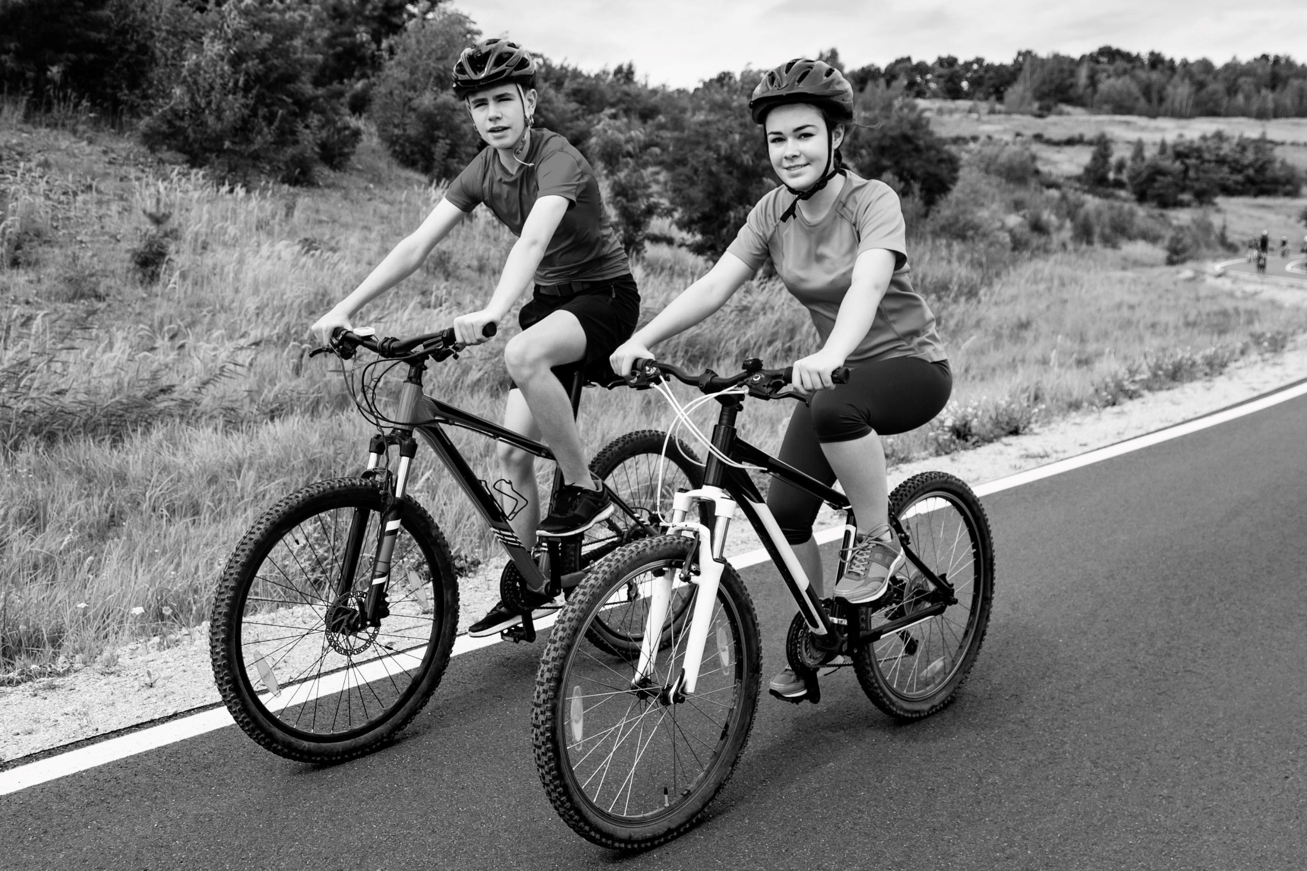 un garçon et une fille équiper faisant du vélo